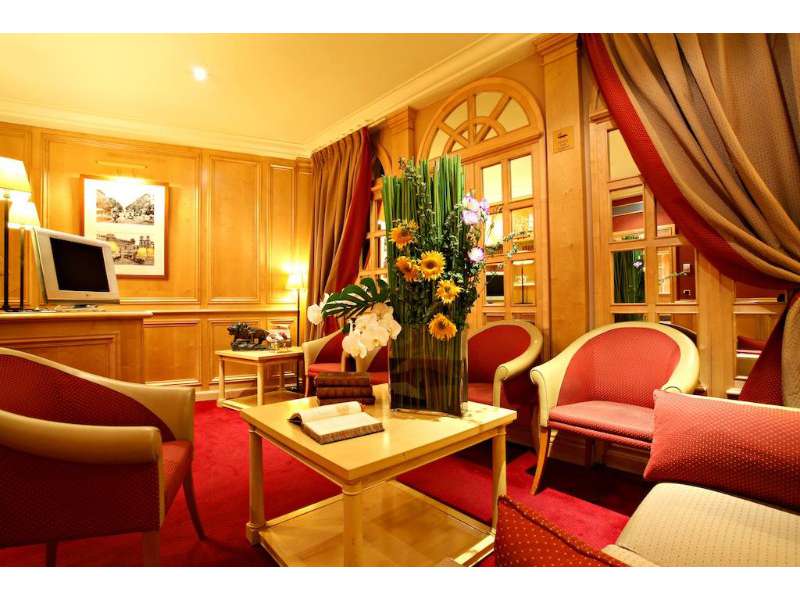 Стильный 4-звездочный отель находится в самом центре оживленного Латинского квартала в центре Парижа.