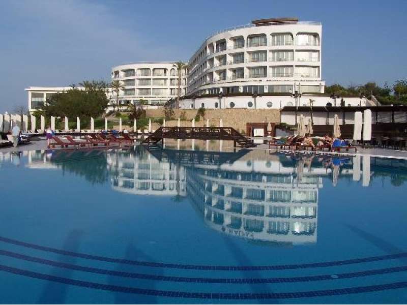 The hotel complex 5 * is located in the village of Chatalkay, 2 kilometers from the Mediterranean Sea, 8 kilometers from the city center of Kyrenia and 20 minutes from the international airport.