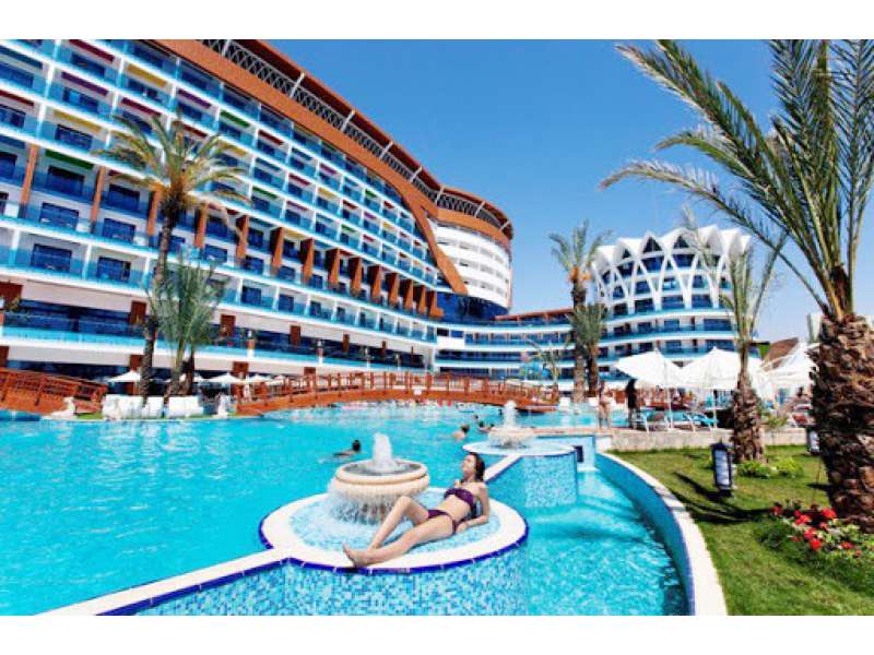 Deluxe Отель — расположенный на территории общей площадью 30 000 м², в городе Кумлуджа, откуда открывается вид на Средиземное море.