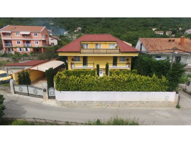 Вила в Lastva Grbala, разположена в ,, Златния триъгълник ,, Черна гора - Котор-Будва-Тиват. 