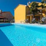  Freistehendes Haus mit 5 Wohnungen und einem Swimmingpool in Njivice Krk island 8103587 thumb0