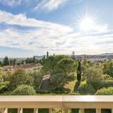  Quiet, sunny and green environment for this luminous apartment of 106 m2, renovated in a contemporary style with high end finishes and a modern light and airy atmosphere. West facing terrace with sea and park view, double living room opening o Cannes 3832422 thumb0