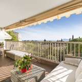  Quiet, sunny and green environment for this luminous apartment of 106 m2, renovated in a contemporary style with high end finishes and a modern light and airy atmosphere. West facing terrace with sea and park view, double living room opening o Cannes 3832422 thumb3