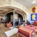  Located close to the docks, in a quiet street; this duplex loft of 265 m2 is the result of a clever renovation of an old cellar. From the entrance, the spacious vaulted living room, with exposed stone walls leads directly to the terrace with s Bordeaux 4135586 thumb4