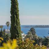 Nestled in a quiet and residential neighbourhood, not far from the city centre, splendid light filled traversing apartment of approx. 220 m2 featuring 2 living rooms, a kitchen, as well as 5 en suite bedrooms. Boasting a beautiful south expose Cannes 3938844 thumb8