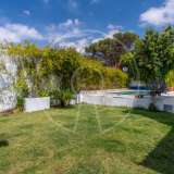 Moradia T6+2 com jardim e piscina, situada no Estoril