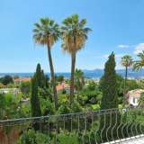  In a mansion built in 1858 by James Henry de Colquhoun, superb lightly and modern refurbished apartment with sea view. It is composed of an entrance hall, a living room with a fireplace, an open plan kitchen, a large bedroom with a bathroom. H Cannes 4045971 thumb9