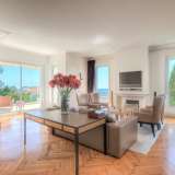  In a mansion built in 1858 by James Henry de Colquhoun, superb lightly and modern refurbished apartment with sea view. It is composed of an entrance hall, a living room with a fireplace, an open plan kitchen, a large bedroom with a bathroom. H Cannes 4045971 thumb4