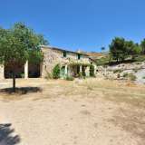  In the heart of the Alpilles National Park, close to the sought-after village of Maussane, this character house of around 210 m2 is in a very quiet location. There's a magnificent living room with high ceiling and fireplace, a kitchen din Maussane 4046058 thumb3