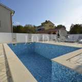  Freistehende Haus mit Schwimmbad in Fuktion des Touristiche Miete Malinska 8005601 thumb2