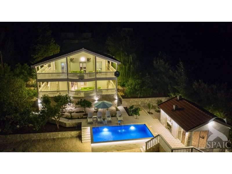The villa is located in Gereg Novi, overlooking the sea.