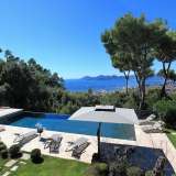  In the most sought-after area of Cannes, in a dominant position, splendid contemporary villa offering a panoramic view over the bay of Cannes, the old town and the Esterel Hills. Living surface: 500 m2. Land surface: 5000 m2. Bedrooms: 7 Cannes 4153708 thumb2