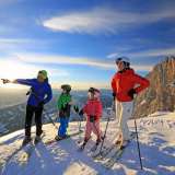   Familie beim Skifahren