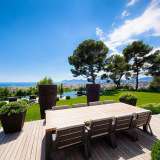  Unique. A superb contemporary villa set in the heart of the most sought-after area in Cannes, offering an amazing sea view over the bay of Cannes, from the Leerins Islands to the Esterel hills. Flat land of 3 000 sqm. 6 bedrooms.  Cannes 4153779 thumb4