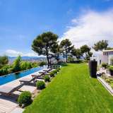  Unique. A superb contemporary villa set in the heart of the most sought-after area in Cannes, offering an amazing sea view over the bay of Cannes, from the Leerins Islands to the Esterel hills. Flat land of 3 000 sqm. 6 bedrooms.  Cannes 4153779 thumb1