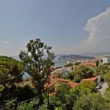  In a quiet and residential area of Mont Boron, beautiful villa of about 260 m2 with adjoining land offering panoramic views over the 