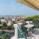  In the centre of Cannes, magnificent top floor bourgeois apartment from the late nineteenth century with open views over the famous town of Cannes and the sea. Large apartment of approx. 188 m2 with 3 bedrooms, a living room and a dining room, as well as  Cannes 3779226 thumb8