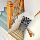 Abgang zum Keller und Aufgang mit 4 Treppen zur Wohneinheit 2 im EG