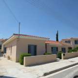  Property Features: This beautifully preserved spacious bungalow is located in a charming community development situated in the village of Anavargos, a prestigious suburb of Pafos, just 2km from the town centre and a 10-minute drive to Pafos's sandy beache Páfos 3181300 thumb1