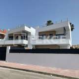  Villas Contemporaines avec Piscine Privée à Villamartin Alicante Alicante 8082200 thumb0