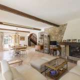  Well built two-storey villa of 200 m2 approximately with open, light and bright living areas and high ceilings. The property is situated in a quiet and sought after neighbourhood right next to a well-known pond of water lilies and open park, v Mougins 4083067 thumb3