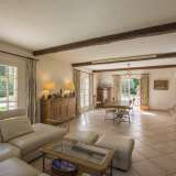  Well built two-storey villa of 200 m2 approximately with open, light and bright living areas and high ceilings. The property is situated in a quiet and sought after neighbourhood right next to a well-known pond of water lilies and open park, v Mougins 4083067 thumb4