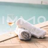 Symbolfoto - Weinglas am Pool