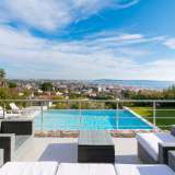  Splendid contemporary villa offering a panoramic sea view a few minutes only from the seashore, the shops and the restaurants.Ground level: Living room, dining room, fully-fitted open kitchen, the whole opening onto a large terrace. 3 be Cannes 4099323 thumb3